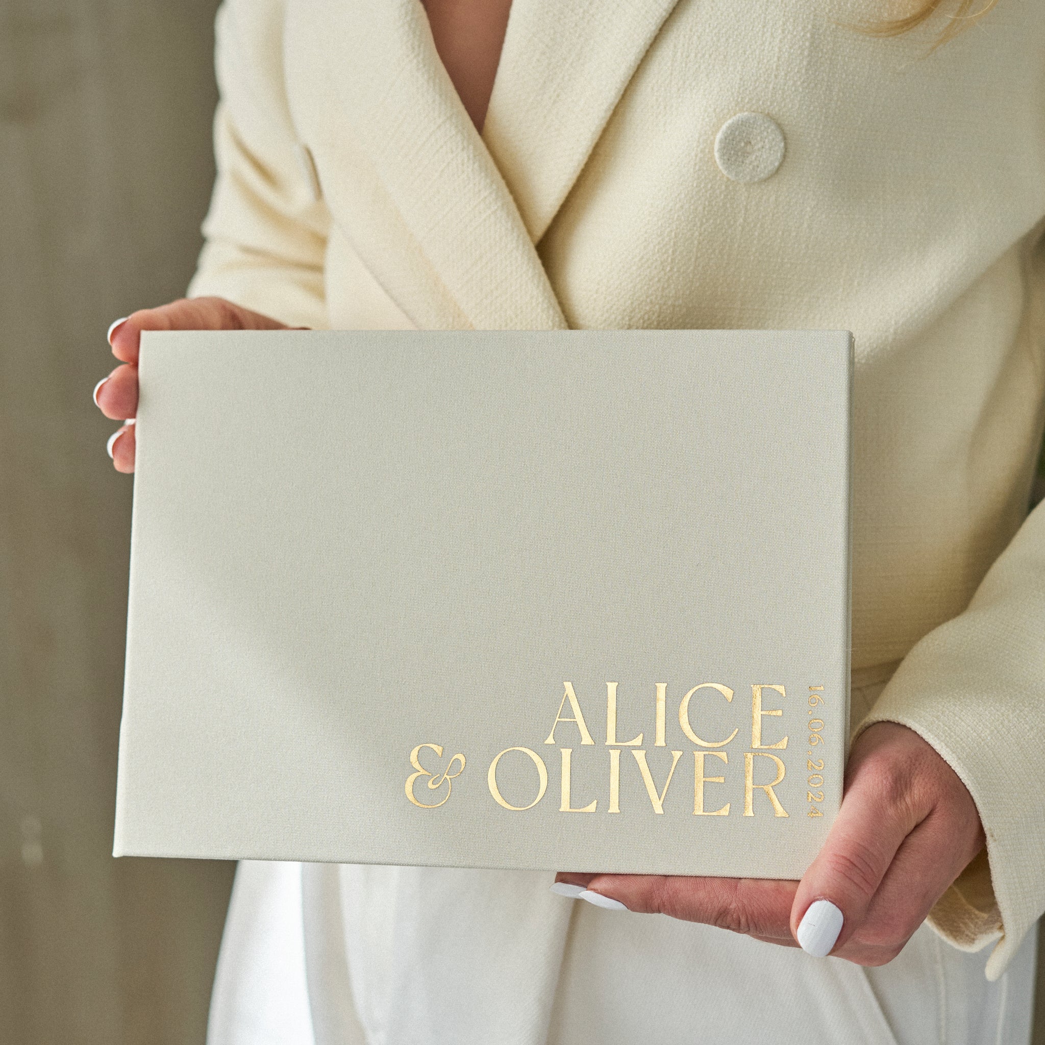 Silky White + Real Gold | Guest Book